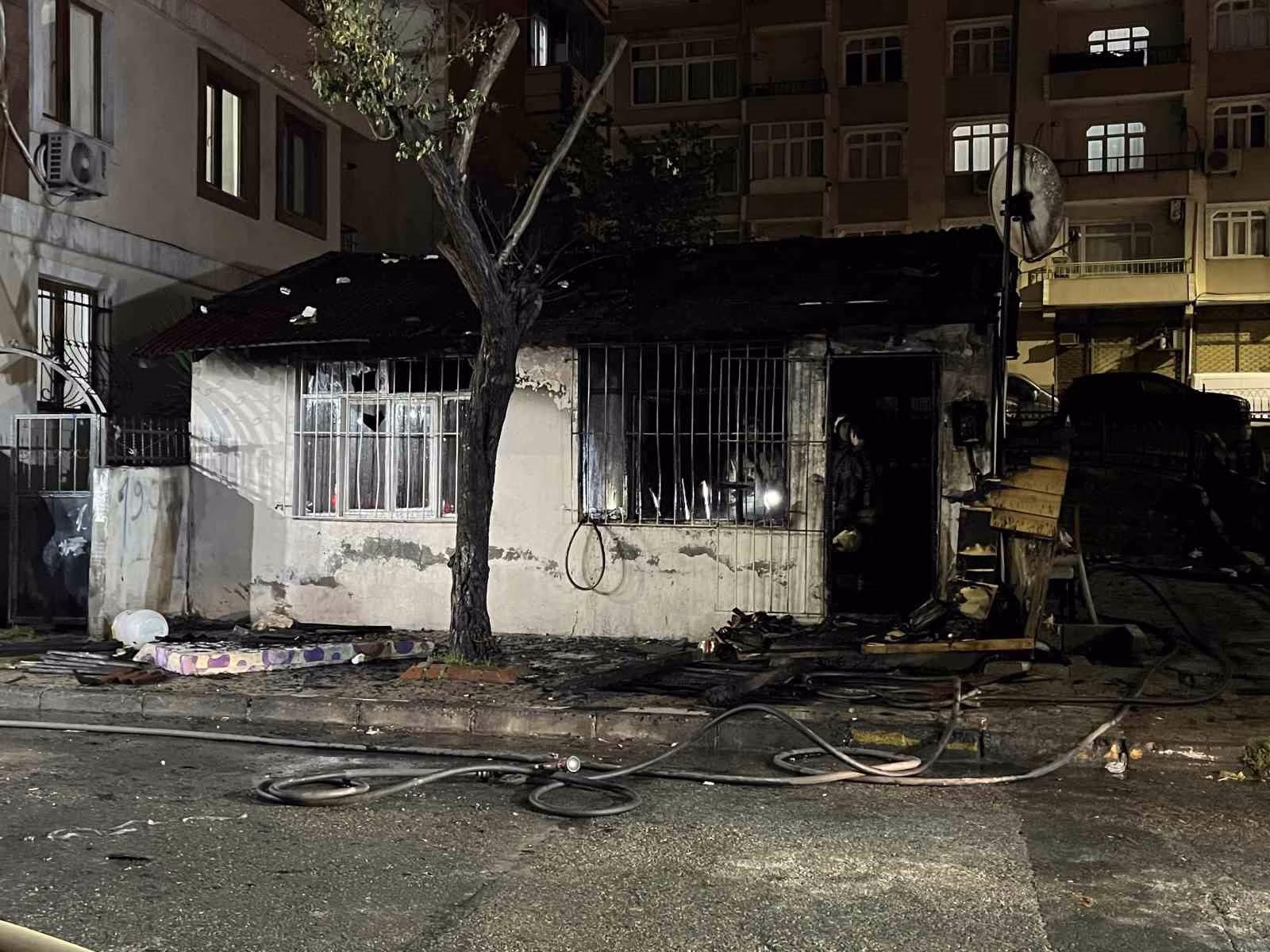 Bağcılar’da gecekondu yangını: Anne ve 4 çocuğu dumandan etkilendi