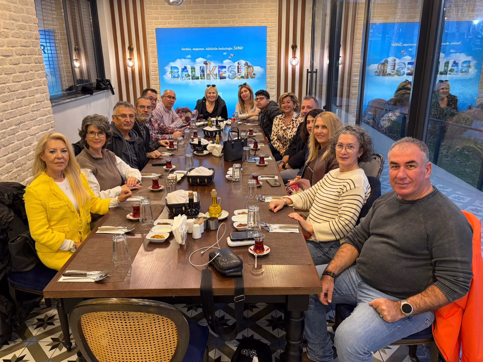 Balıkesir'de Ayfer öğretmen 44 yıl sonra öğrencileriyle buluştu