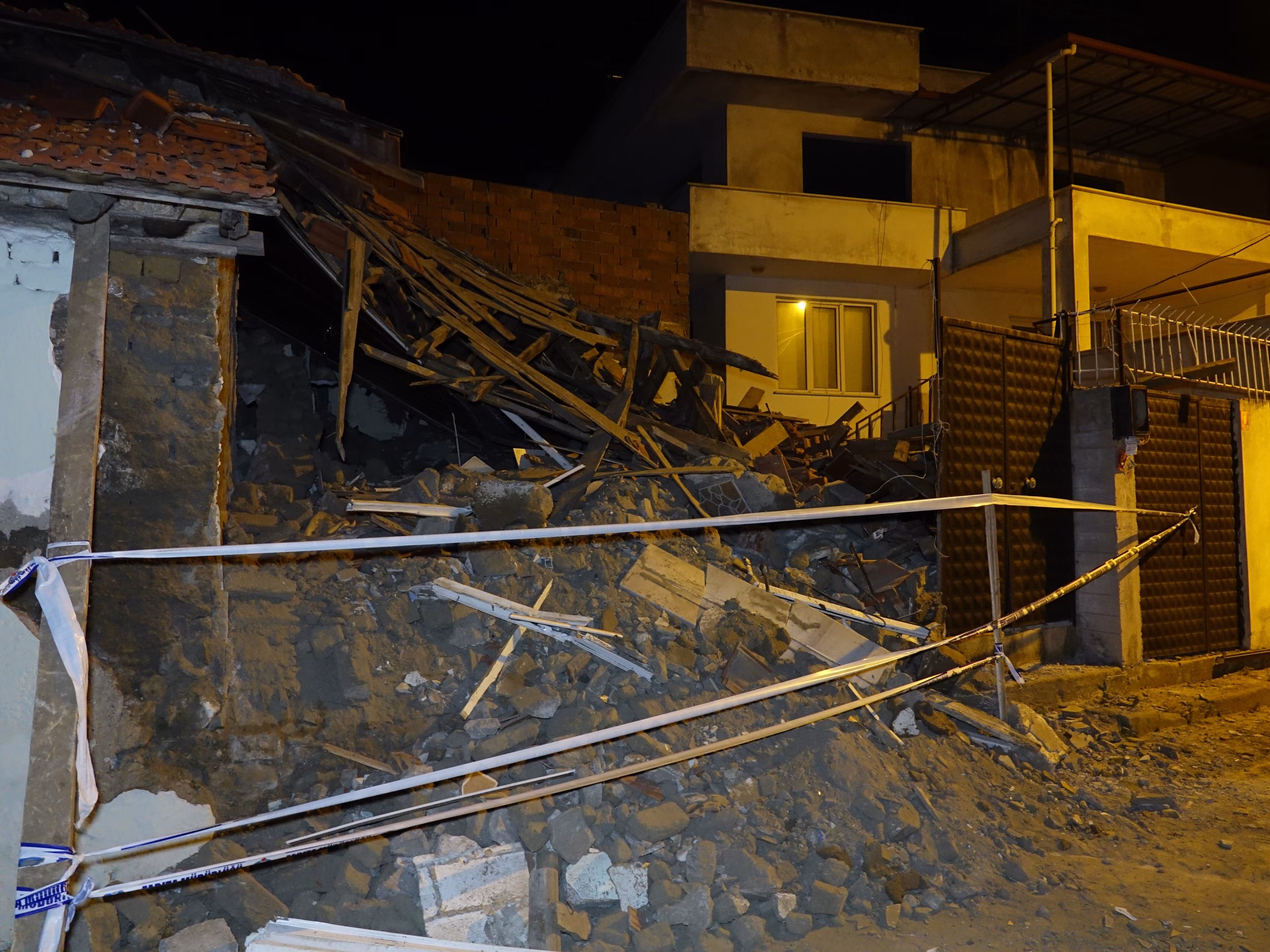 Balıkesir'de metruk bina çöktü