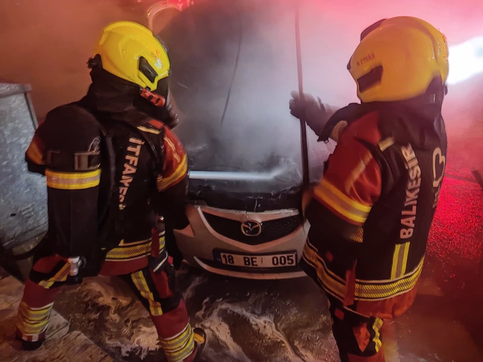 Balıkesir'de park halindeki 2 otomobil yandı