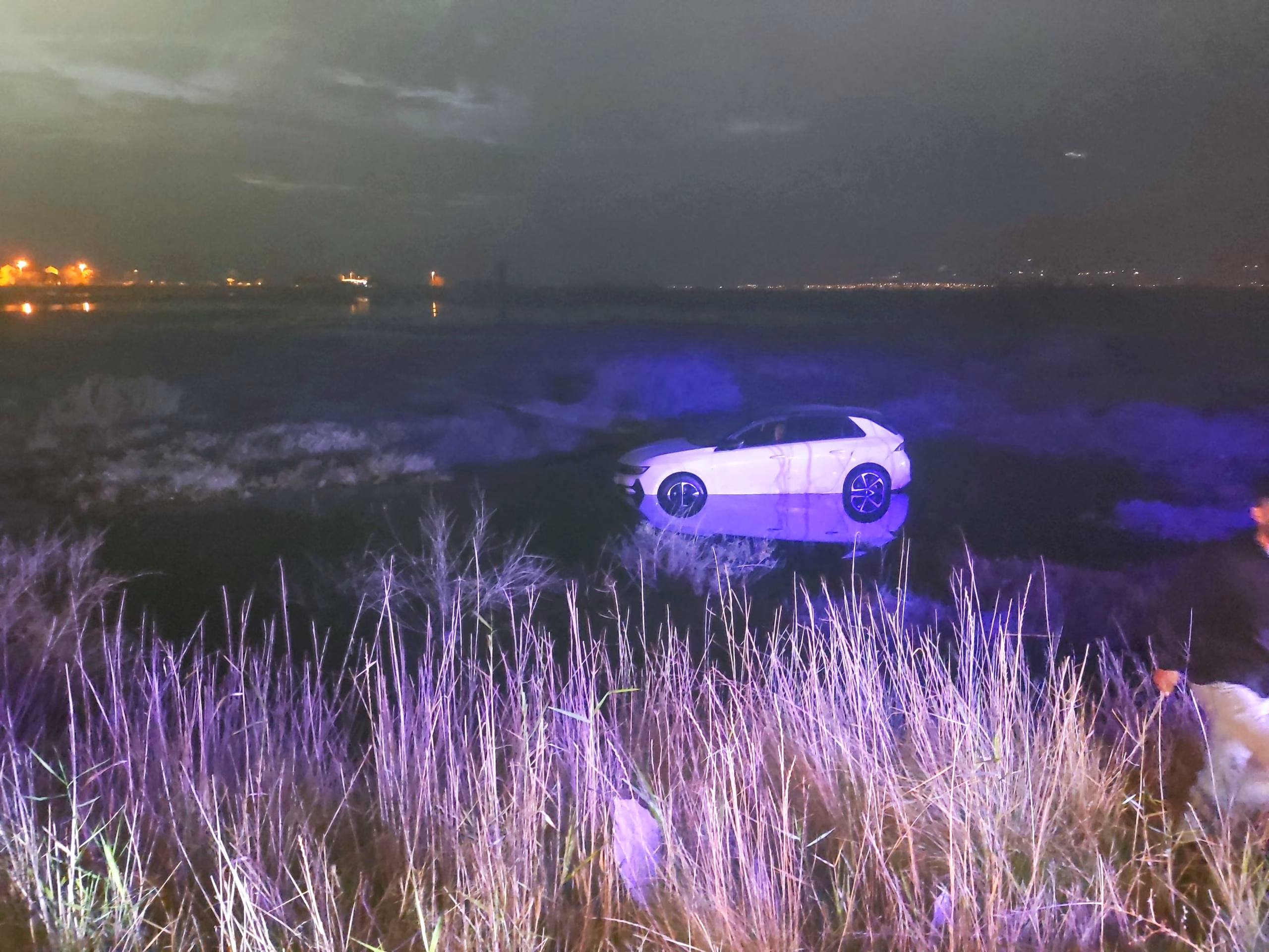 Balıkesir'de su birikintisine giren otomobilde mahsur kalan sürücü kurtarıldı