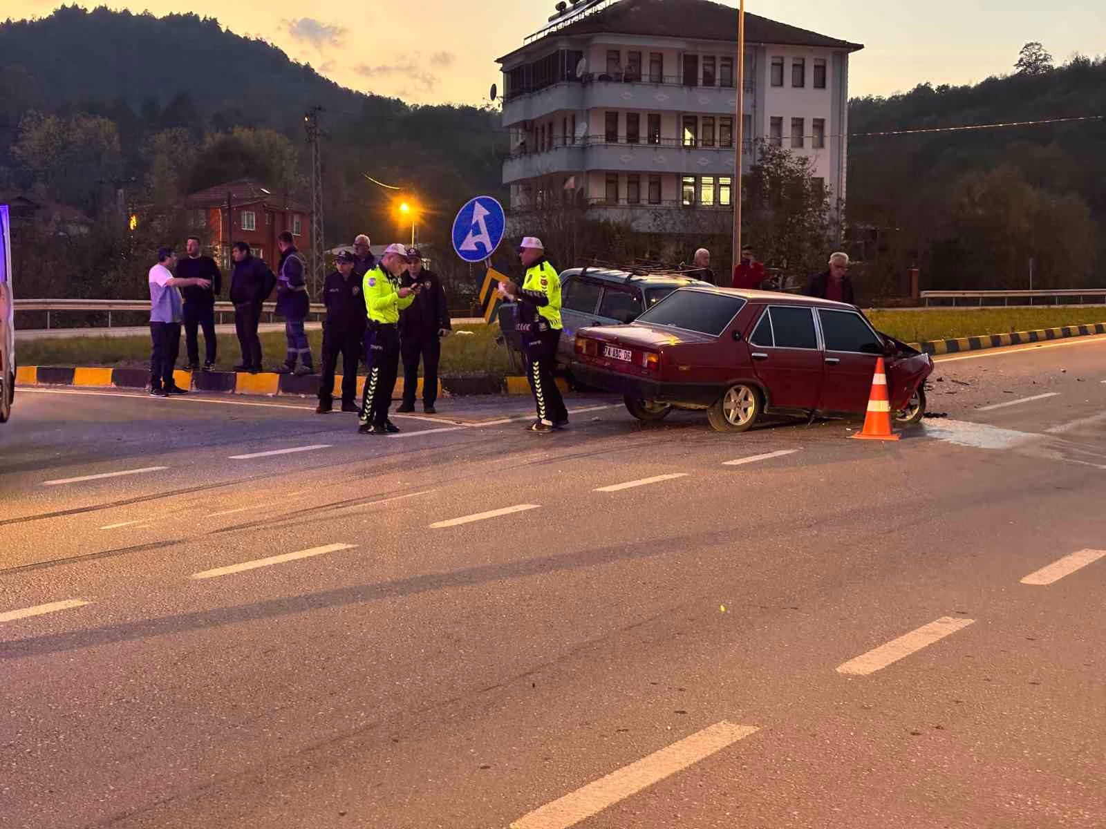 Bartın’da kavşakta iki otomobil çarpıştı: 6 yaralı