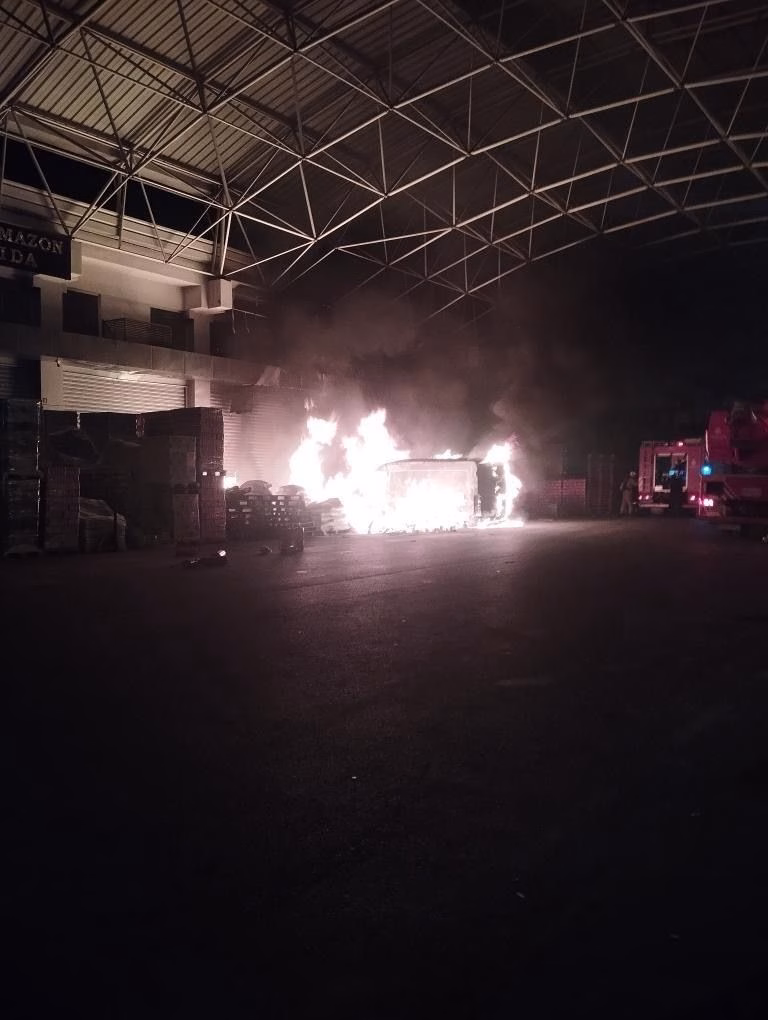 Başakşehir’de dükkanı önündeki paletlerde çıkan minibüse sıçradı