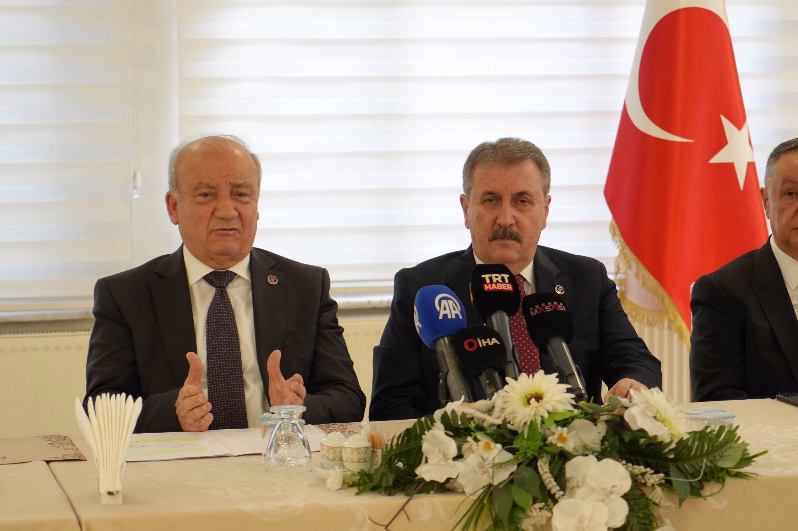 BBP Genel Başkanı Destici, Balıkesir'de gazetecilere açıklamalarda bulundu: