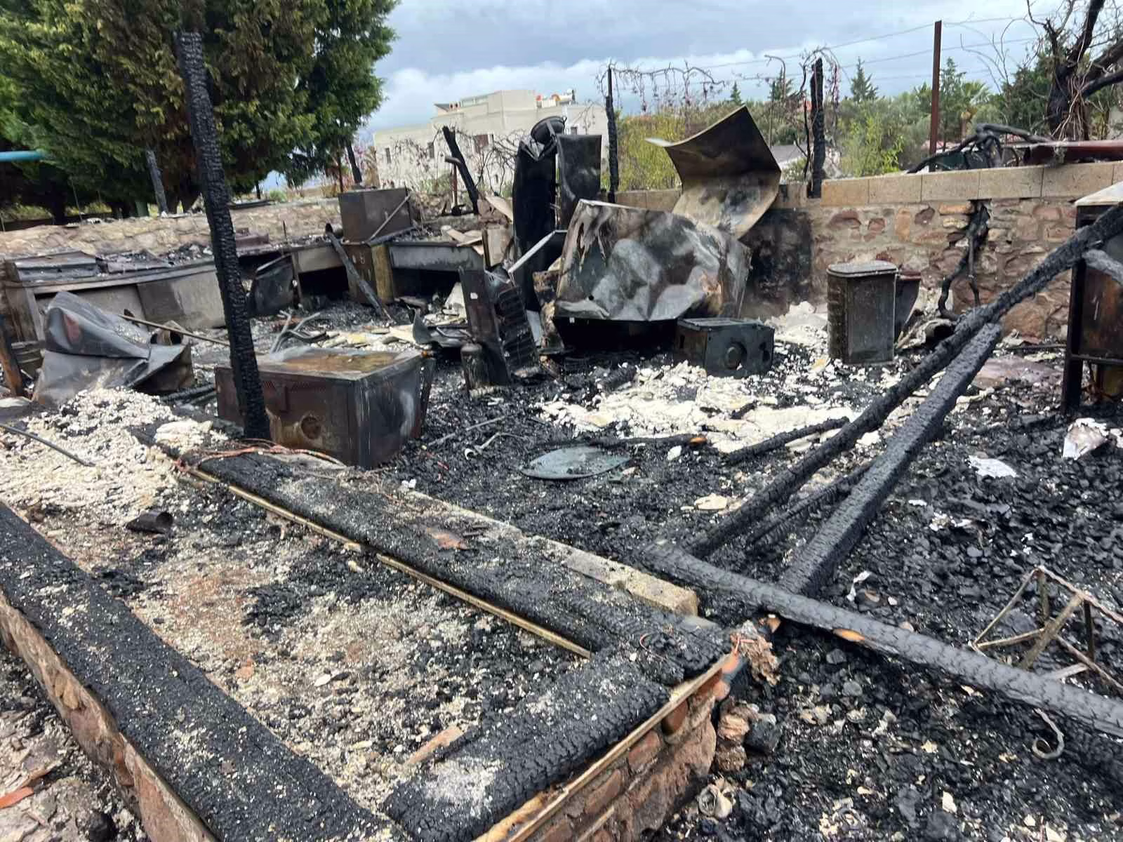 Bozcaada’da çıkan yangında otel kullanılamaz hale geldi