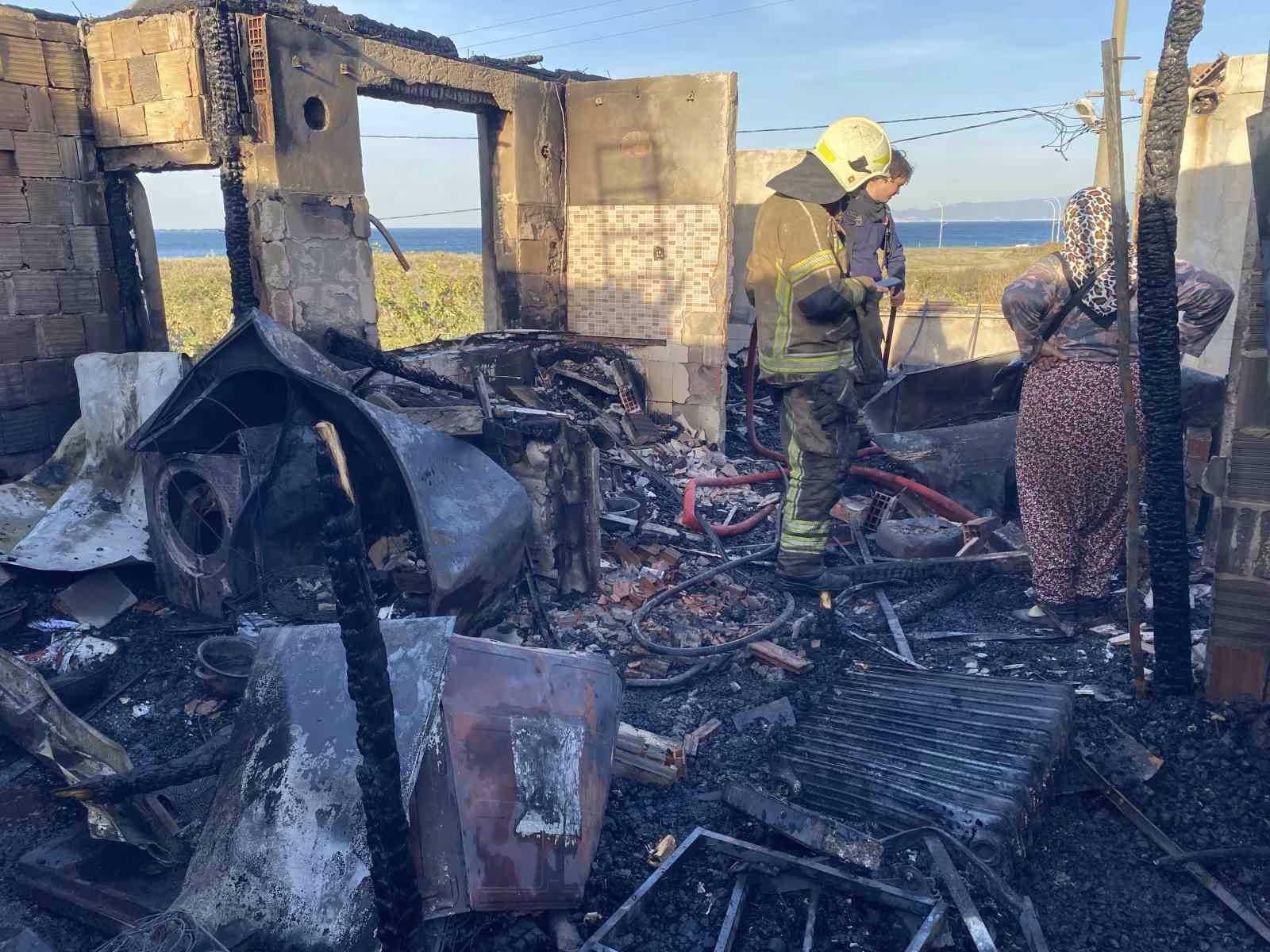 Bursa’da bir ev küle döndü, yanındaki bina hasar gördü