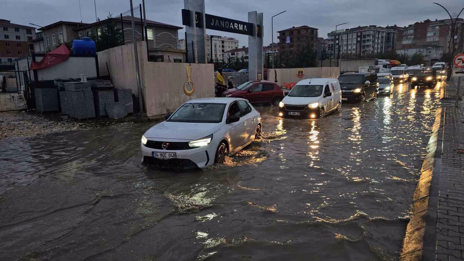 Çerkezköy’de sağanak yağış hayatı felç etti