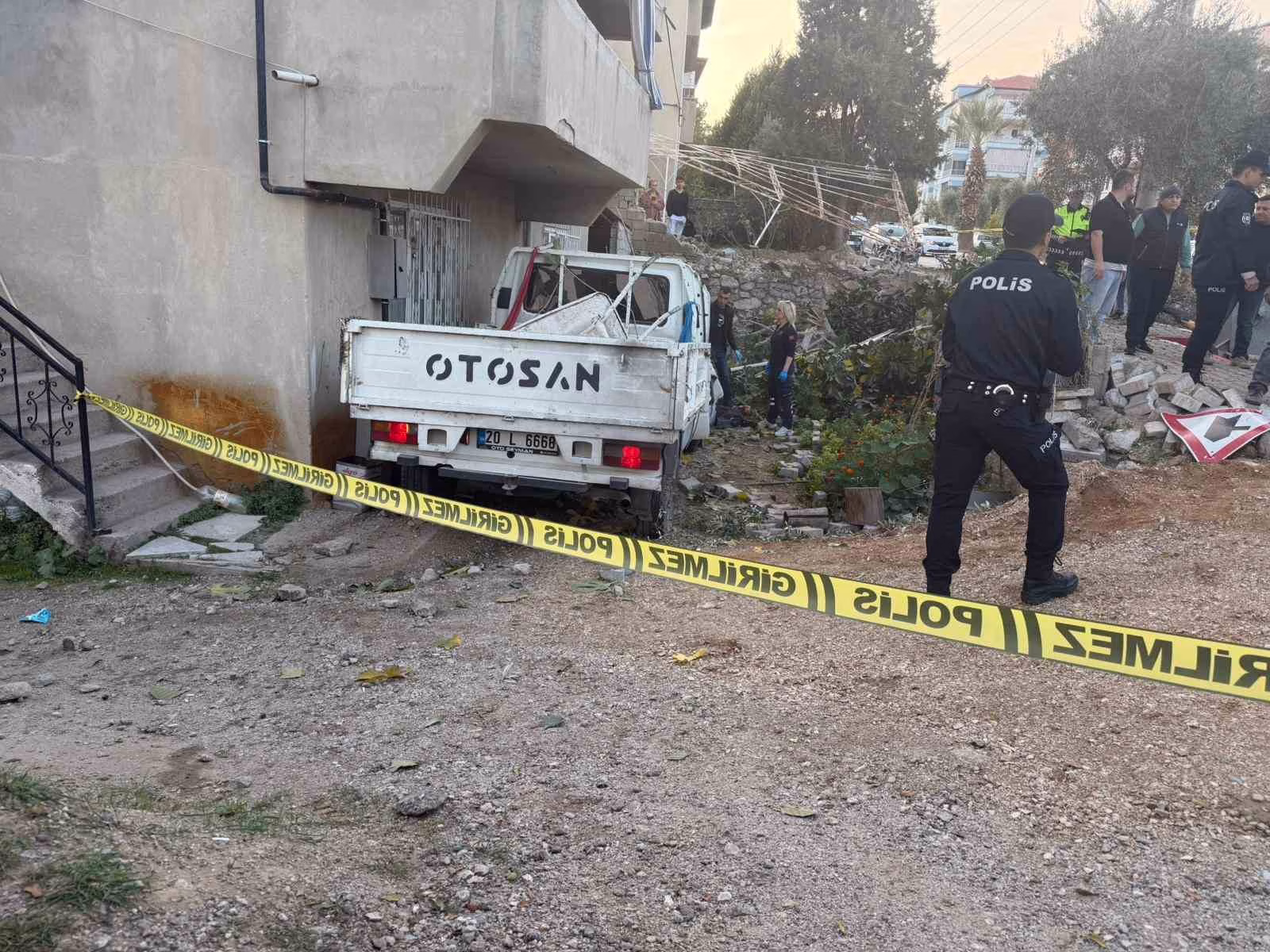 Denizli’de kamyonet evin bahçesine uçtu; 1 ölü 3 yaralı