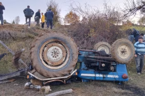 Devrilen traktörün altında kalan sürücü yaralandı