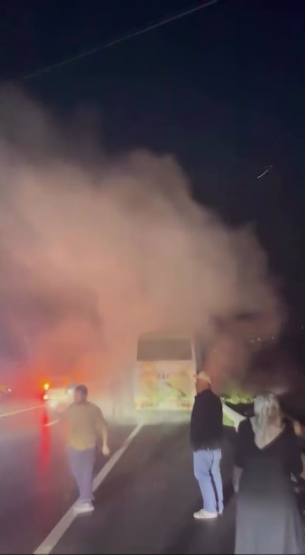 Dumanların yükseldiği yolcu midibüsündeki yangını muhtar ve vatandaşlar önledi