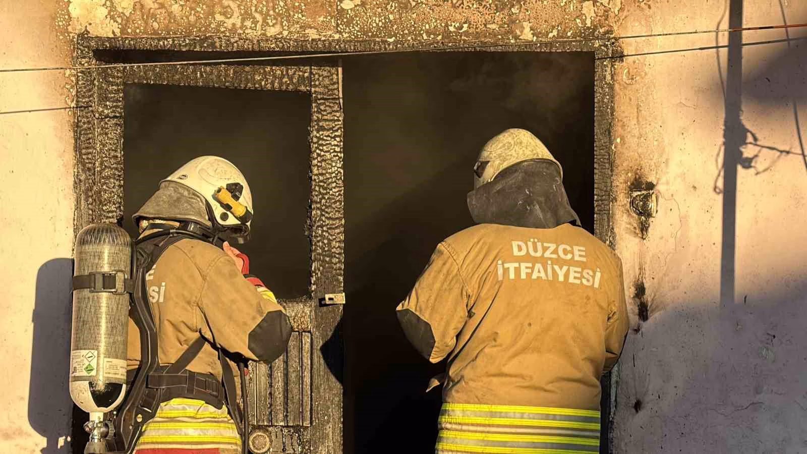 Düzce’de yangında dumandan etkilenen 5 kişi hastaneye kaldırıldı