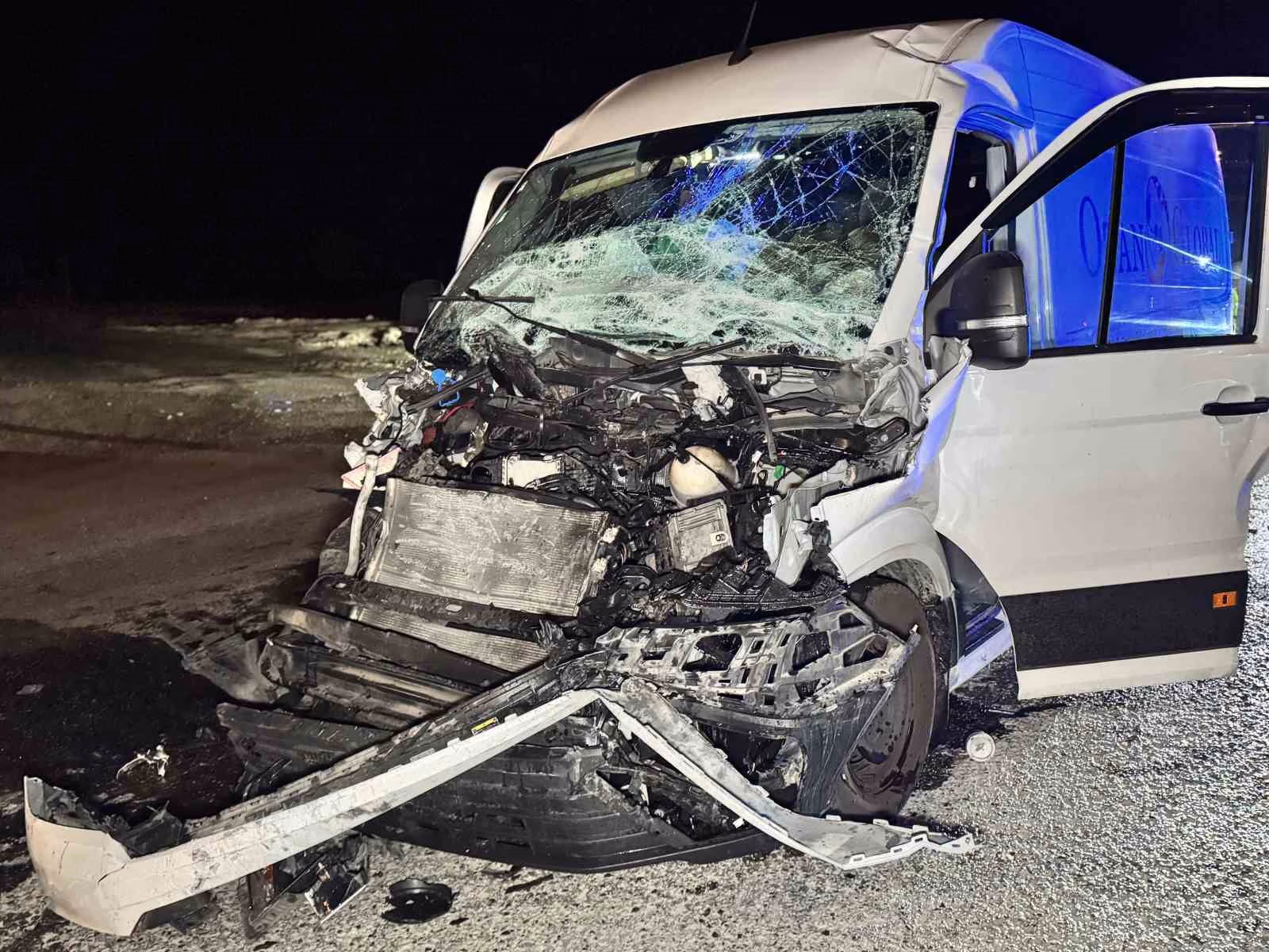 Edirne’de tıra çarpan panelvan hurdaya döndü