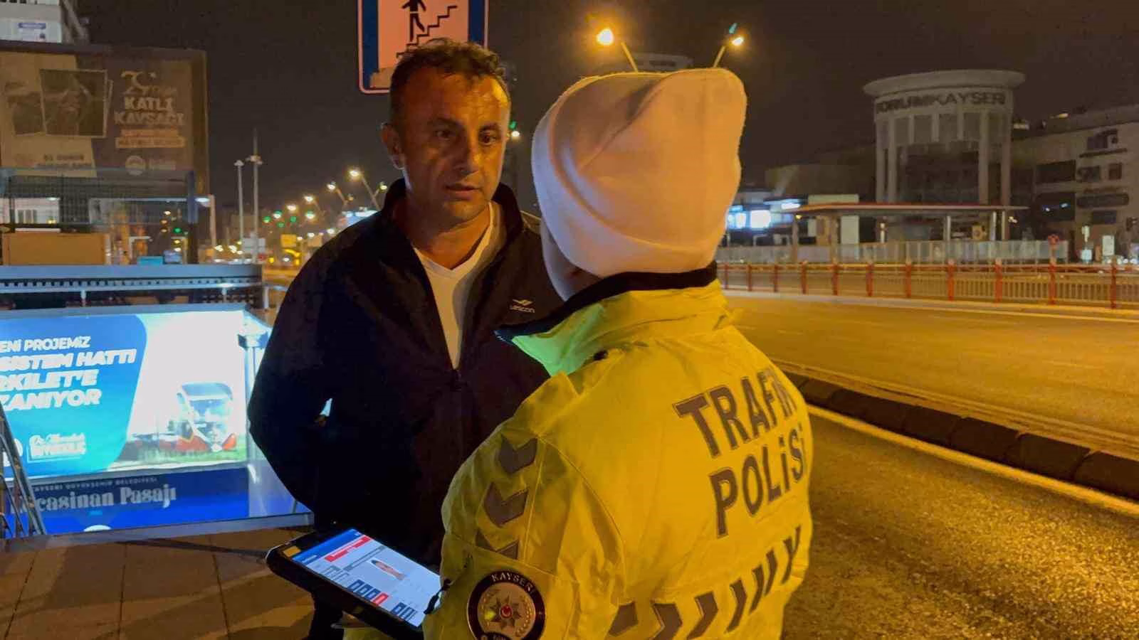 Ehliyetsiz sürücünün otomobilini almaya gelen şahısta ehliyetsiz çıktı