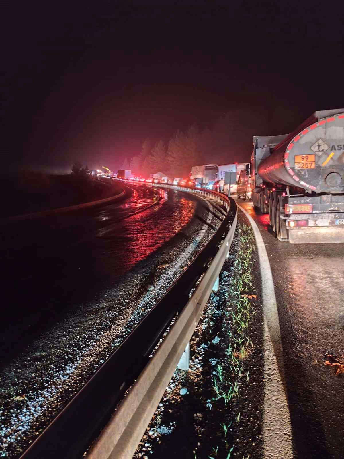 Elazığ’da tır devrildi: Kilometrelerce araç kuyruğu oluştu