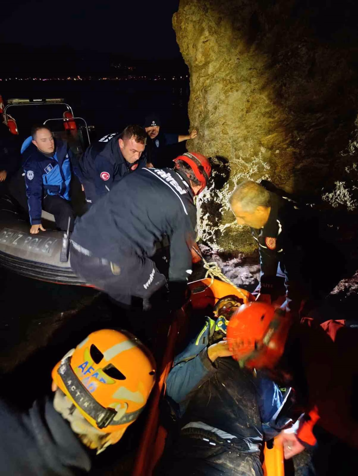 Falezlerden düşen şahıs AFAD ve itfaiye tarafından kurtarıldı