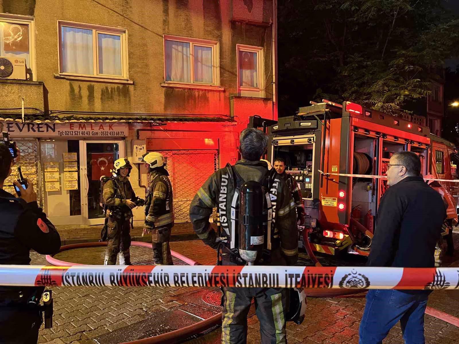 Fatih’te 3 katlı binanın çatısında korkutan yangın