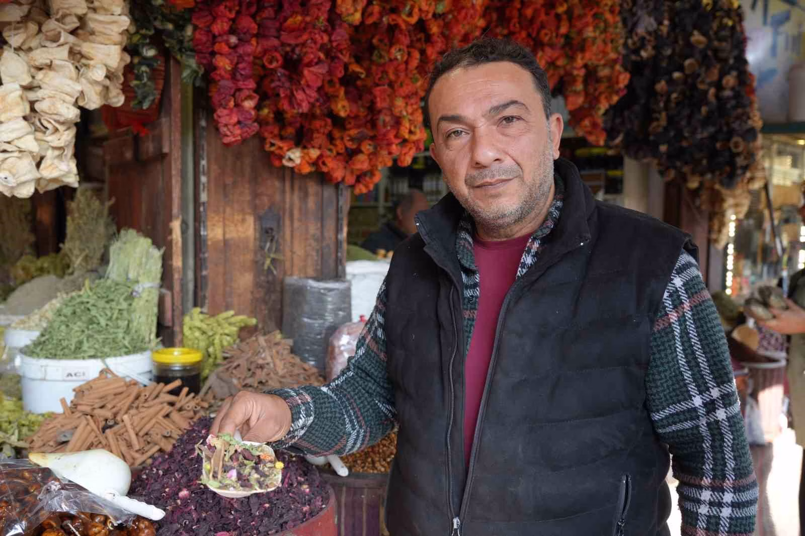 Gaziantep’te hasta olan vatandaşlar çareyi aktarlarda arıyor