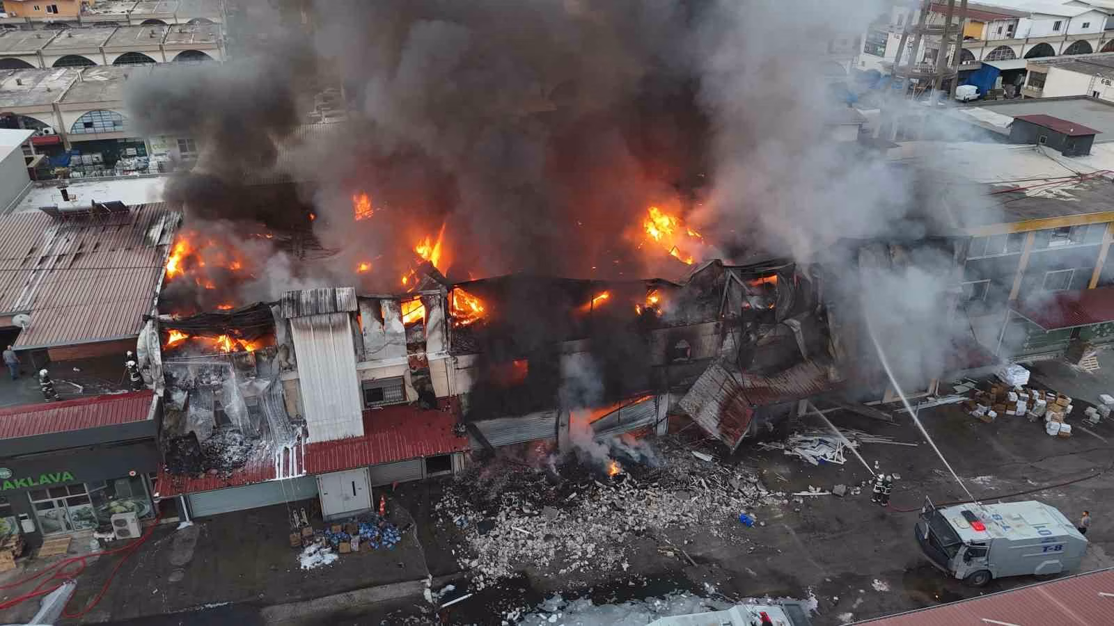 Hırdavat dükkanında çıkan yangını söndürme çalışmaları devam ediyor: Yangın, havadan görüntülendi
