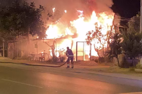 Hobi bahçesindeki baraka alev alev yandı