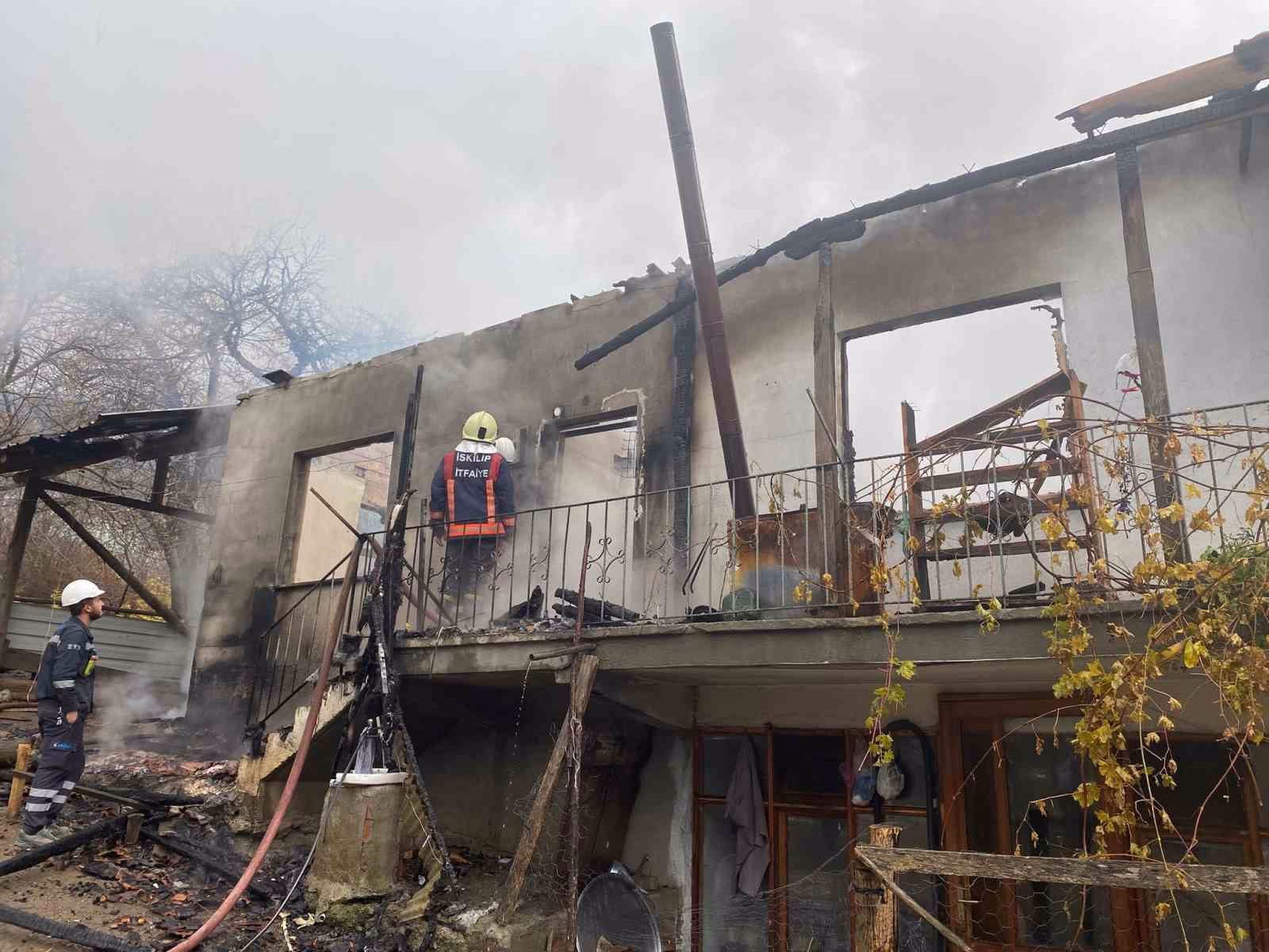İskilip’te müstakil ev alev alev yandı
