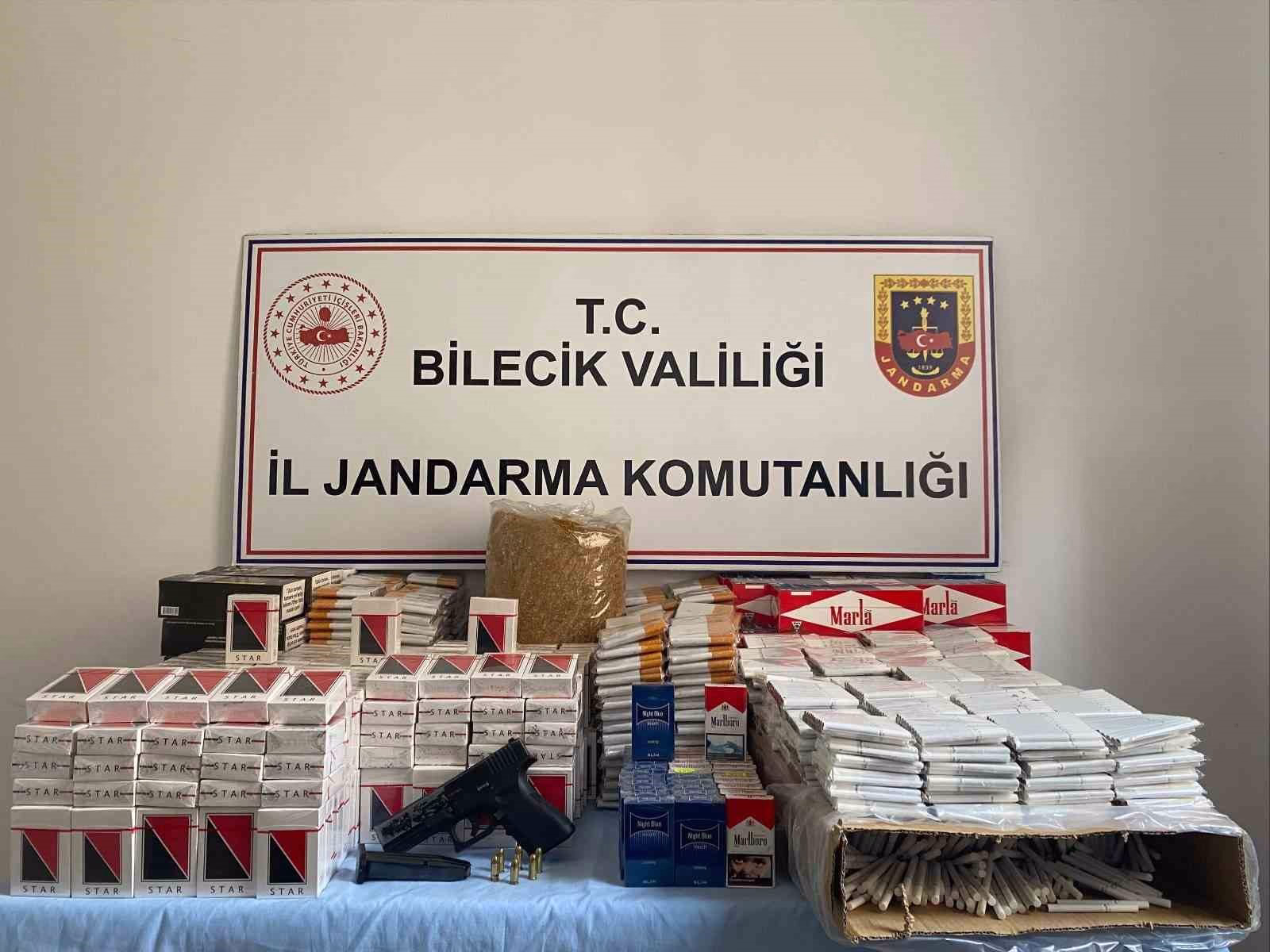 Jandarmanın baskın yaptığı evde kaçak tütün ve ruhsatsız silah ele geçirildi