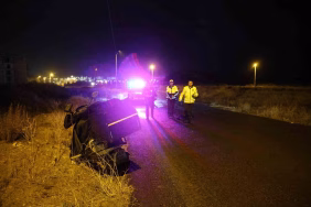 Kediye çarpmamak için ani fren yapan motosikletli yola savruldu