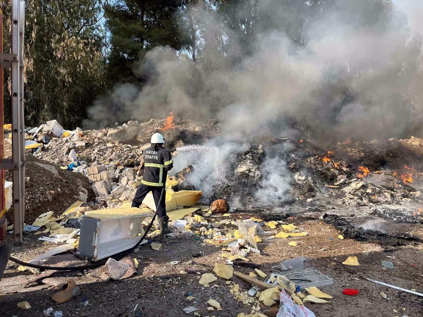 Kırıkhan’da hurdalık alanda çıkan yangını itfaiye ekipleri söndürdü