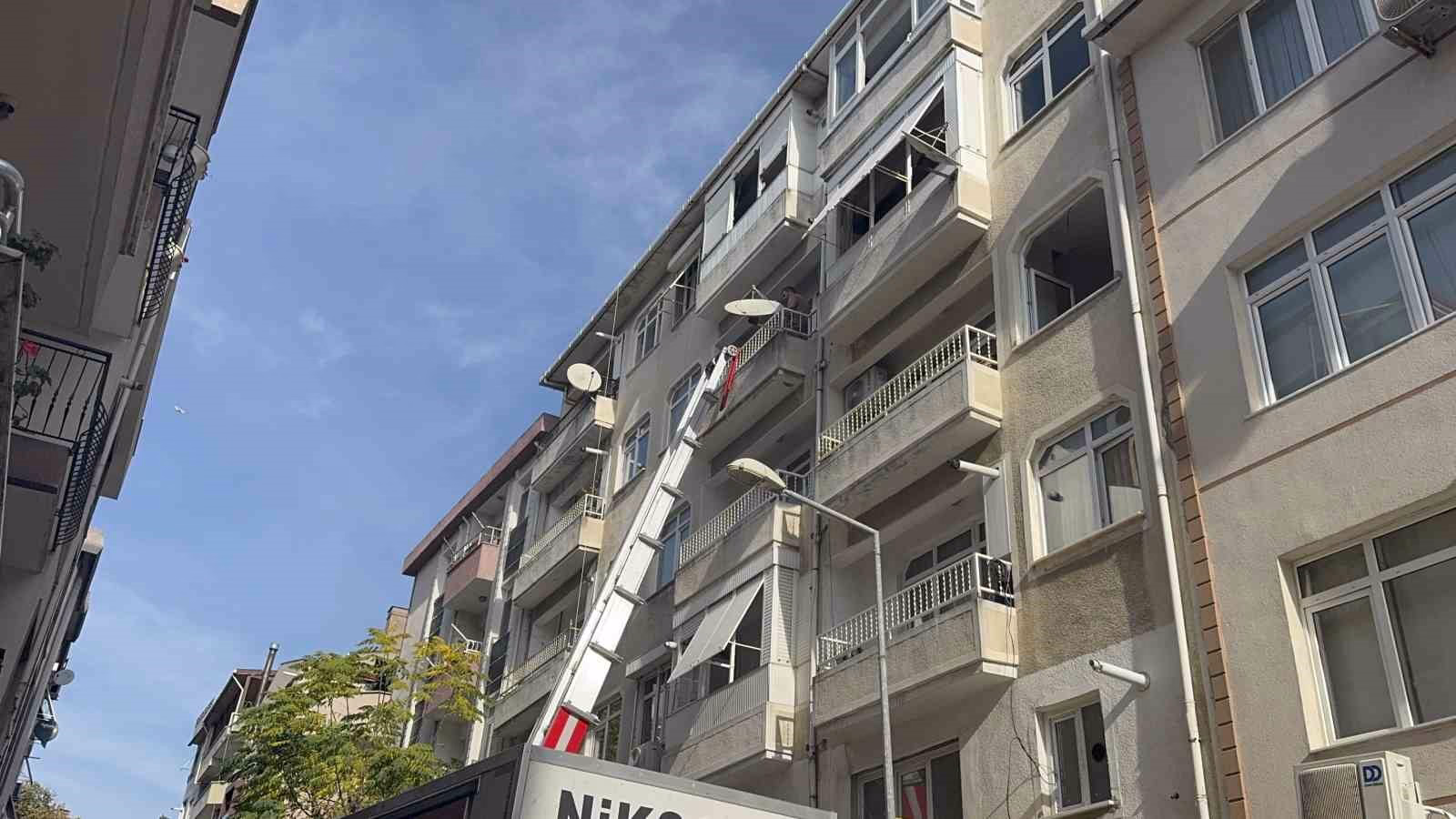 Kolonlarında çatlaklar tespit edilen 5 katlı bina mühürlendi