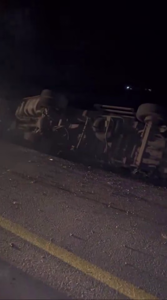 Kontrolden çıkan kamyon elektrik direğine çarparak devrildi, mahalle karanlığa büründü