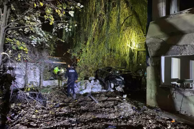 Köprü üstünde çarpışan otomobiller bahçeye uçtu: 1 ölü, 4 yaralı