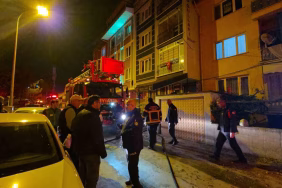 Kütahya’da 5 katlı binanın teras katında çıkan yangın paniğe neden oldu