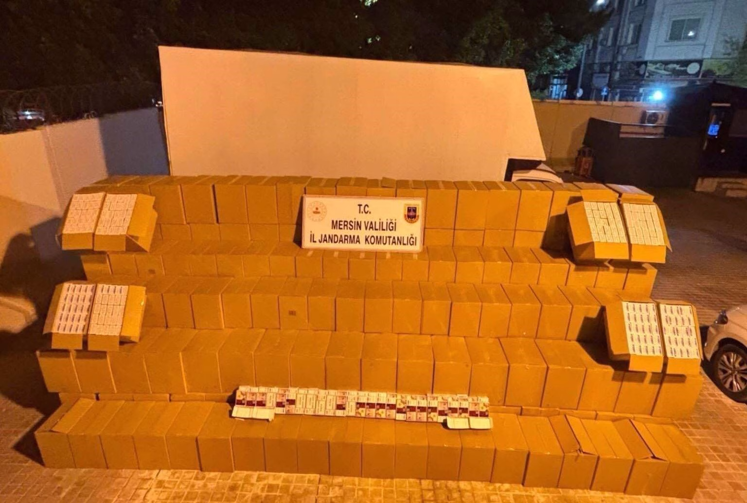 Mersin’de kaçak makaron operasyonu: 2 gözaltı