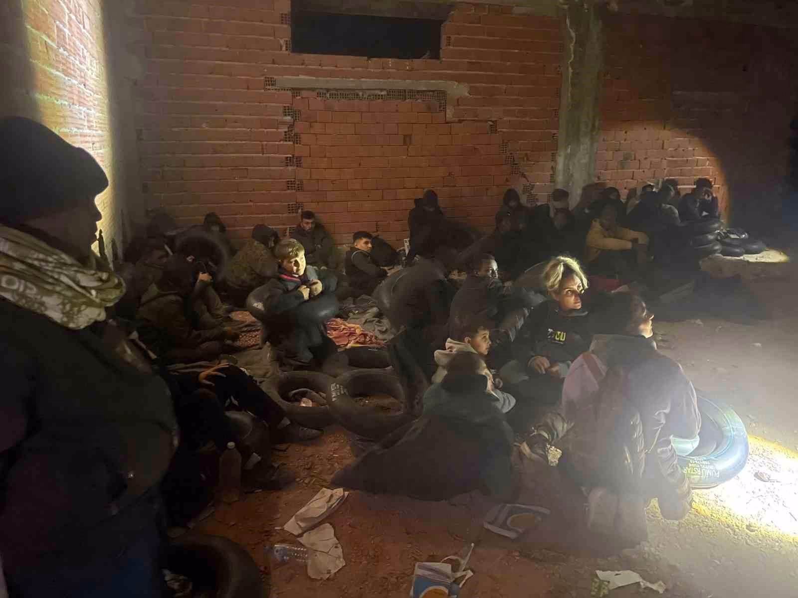 Metruk binadan 29 kaçak göçmen çıktı