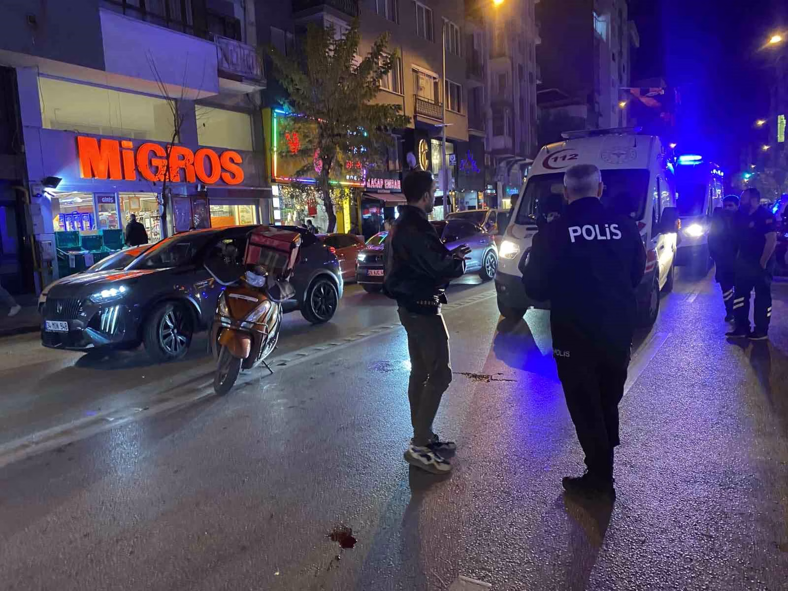 Motosiklet önce yayaya, sonra otomobile çarptı: 2 yaralı