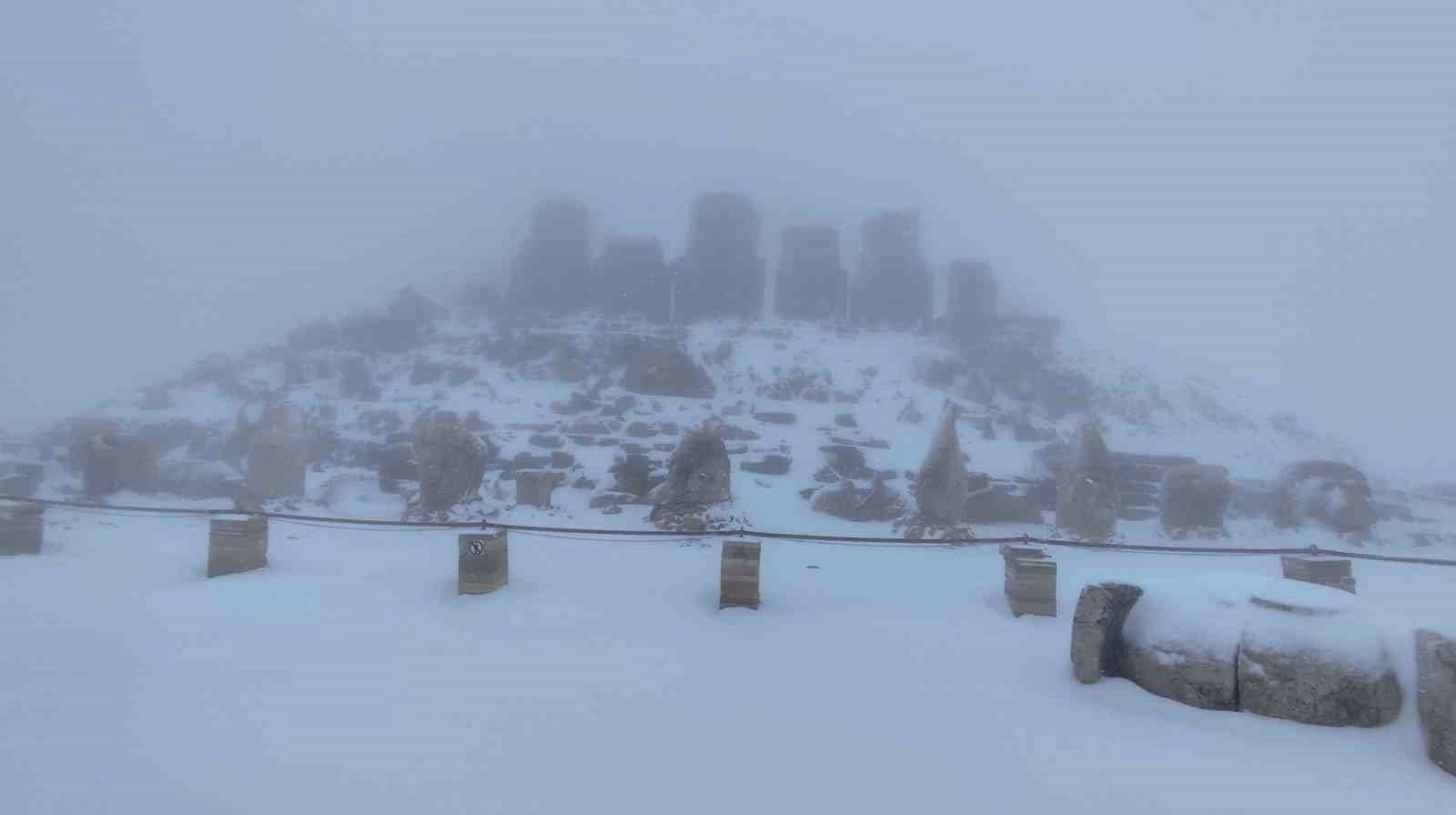 Nemrut Dağı’na mevsimin ilk karı yağdı