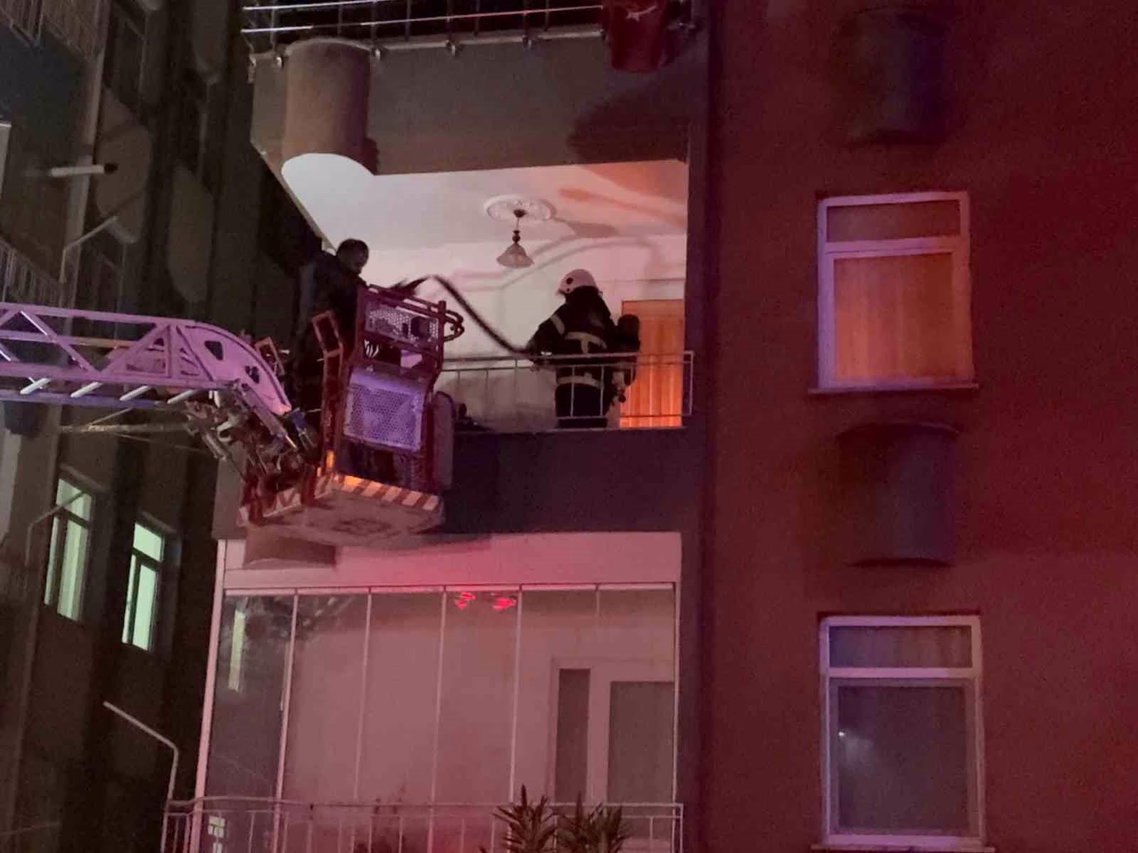 Ordu’da yangında evde mahsur kalan çocuğu ekipler kurtardı