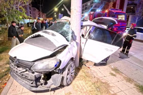 Otomobil direğe saplandı: 2 ağır yaralı