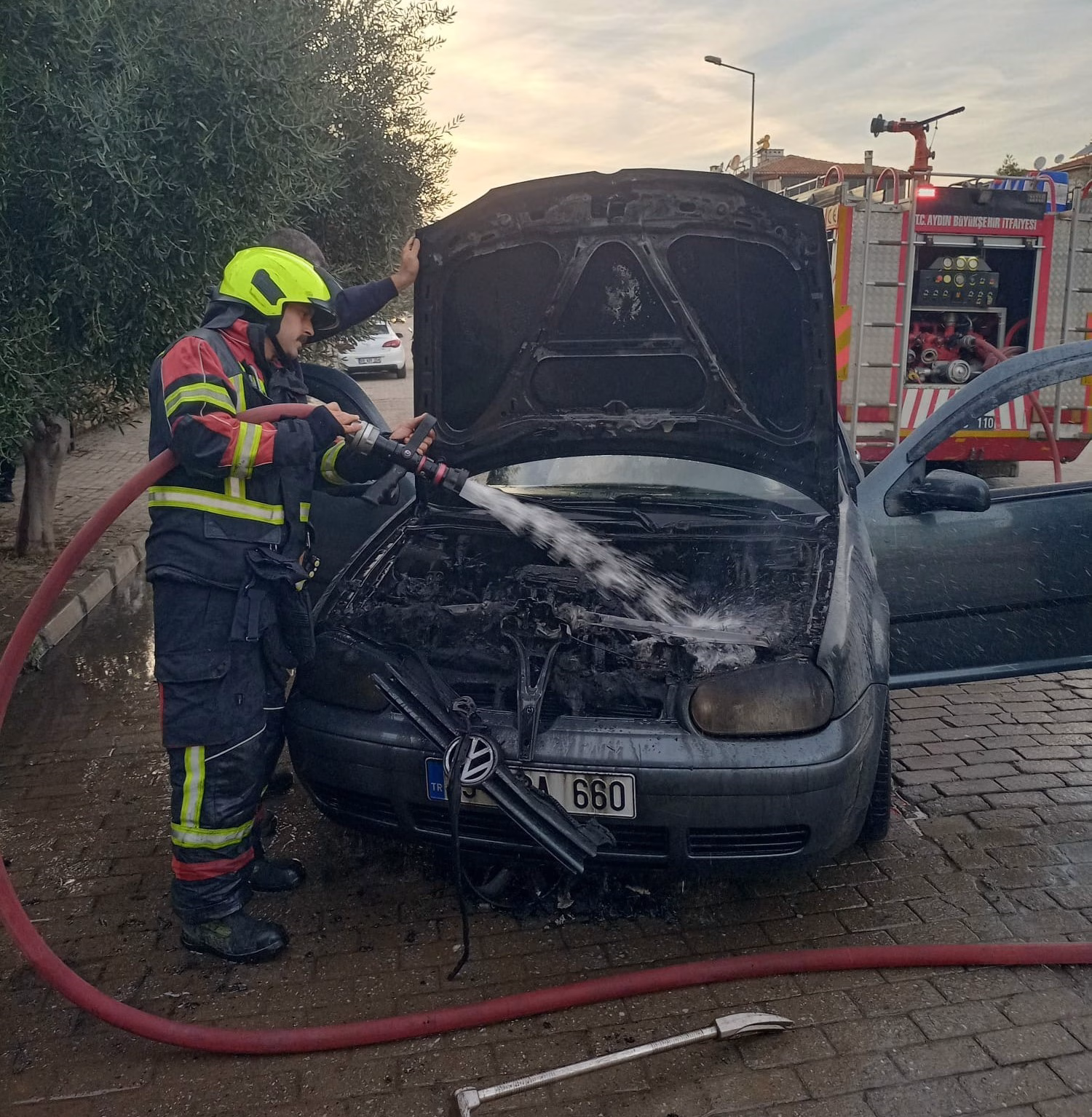 Otomobil seyir halindeyken alev aldı