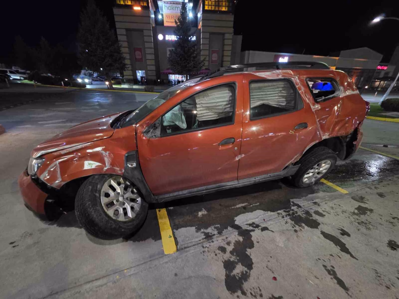 Otomobil yoldan çıkarak bariyerlere çarptı, 2 kişi yaralandı