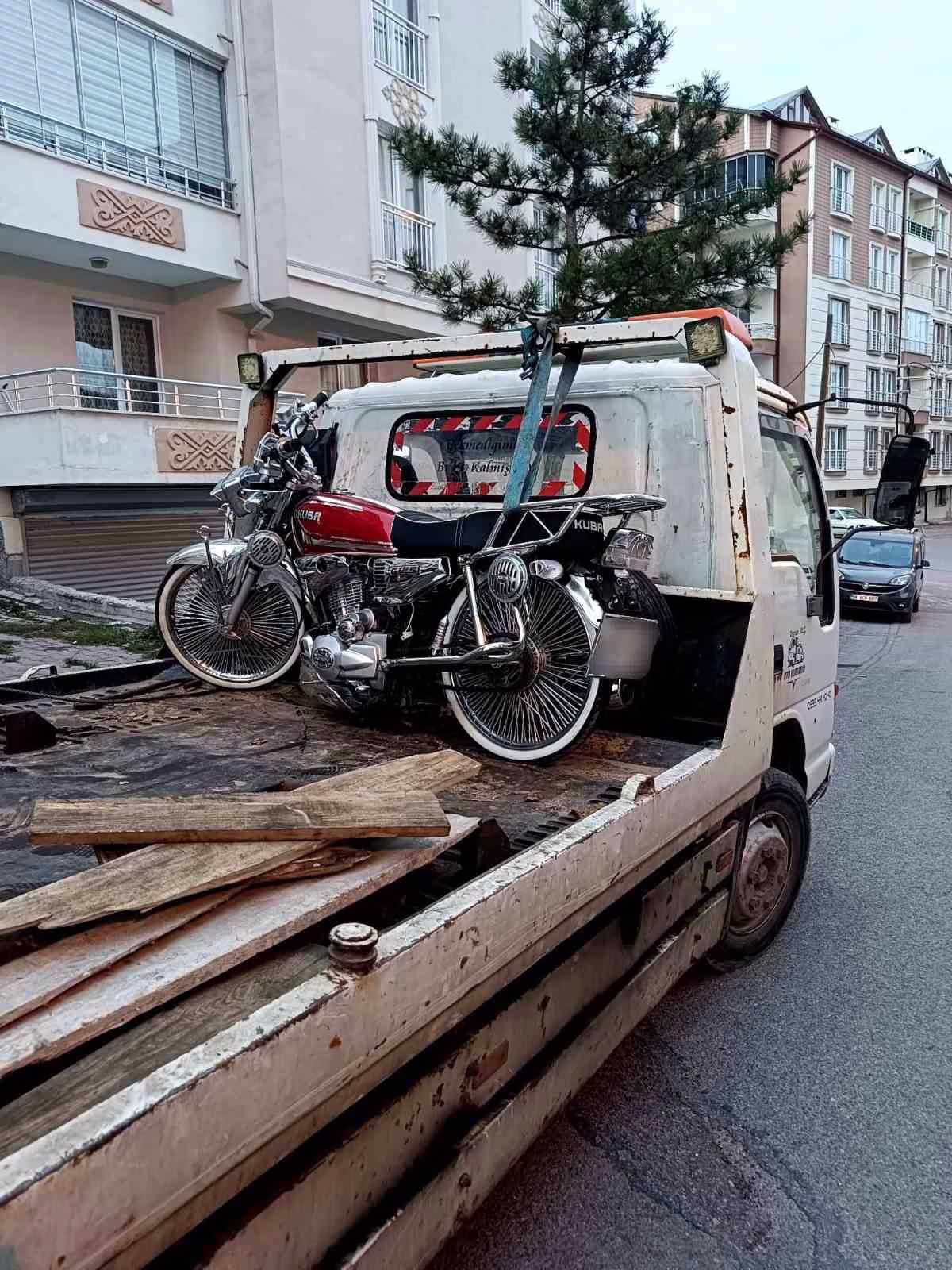 Parkta drift keyfi pahalıya patladı: Sürücüye 3 bin 972 TL ceza kesildi