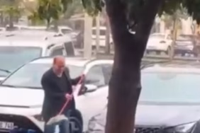 Sağanak yağmur altında arabasını yıkadı