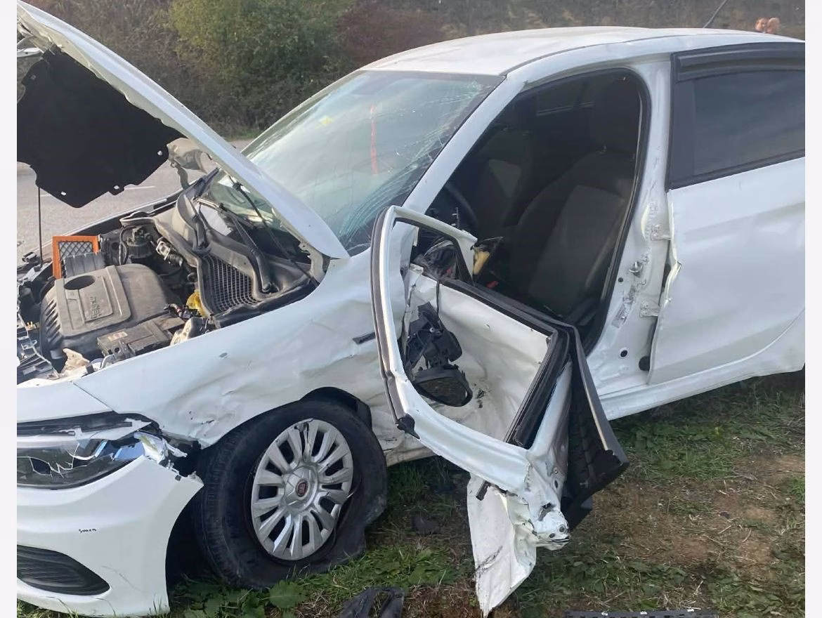 Sakarya’da iki otomobil çarpıştı: 1’i ağır 5 yaralı