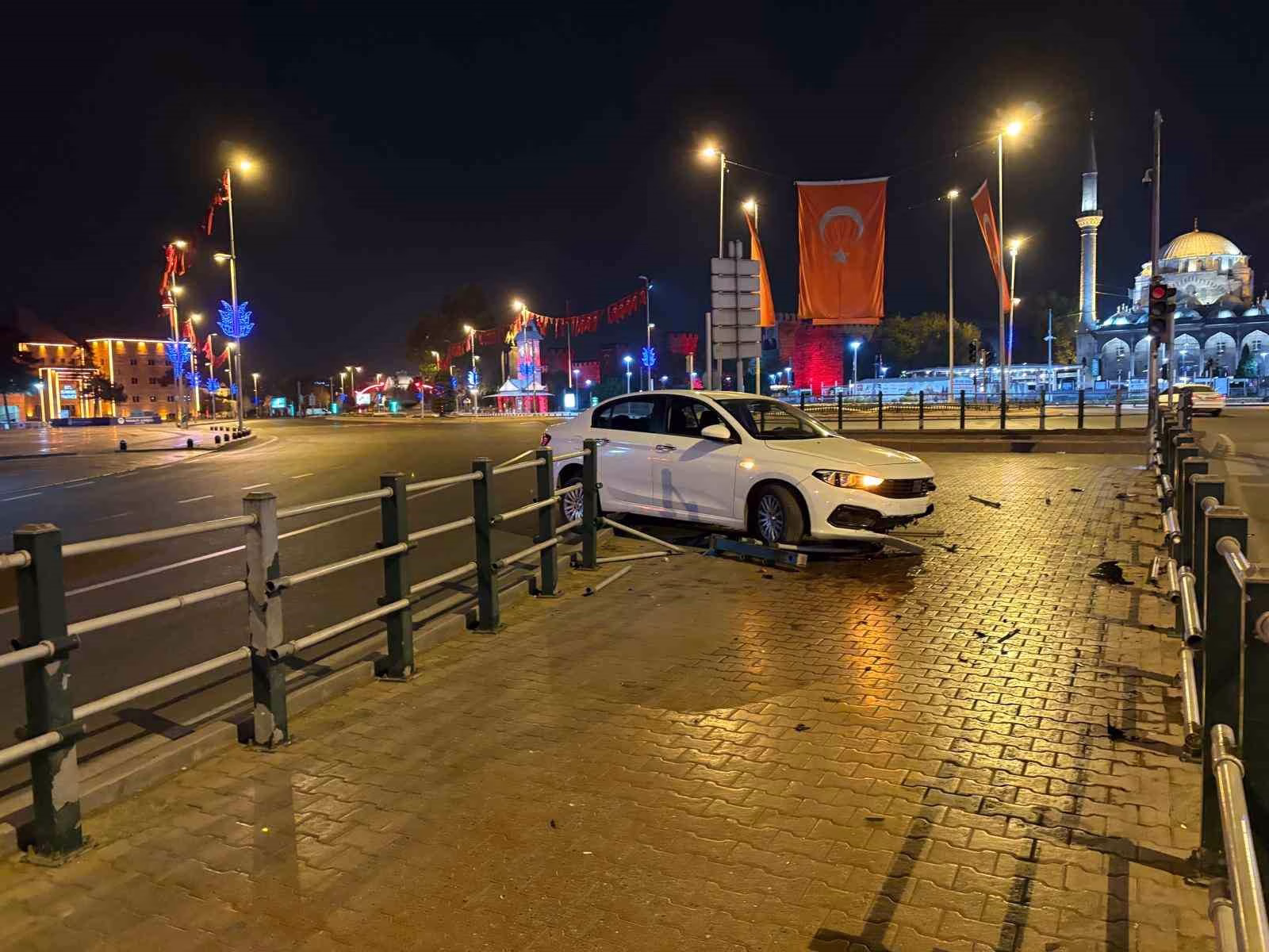 Seyir halindeyken uyuyan otomobil sürücüsü bariyerlere girdi