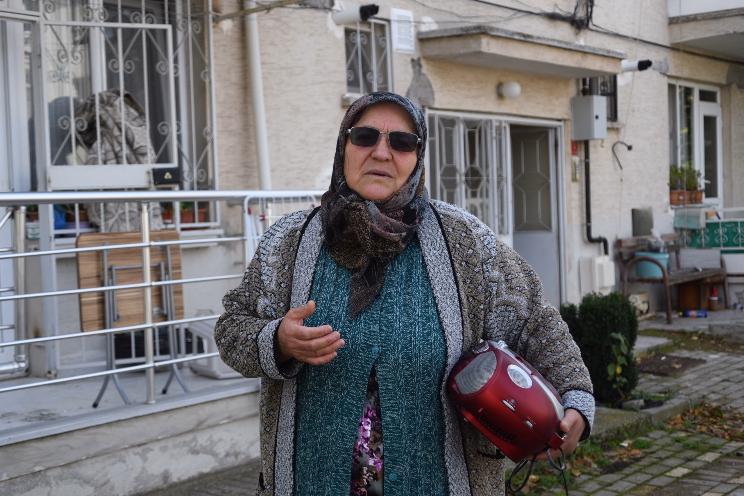 Sındırgı'daki depremde evi hasar gören kadın kızının hediyesi teybi yanından ayırmıyor