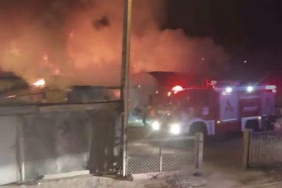 Sivas’ta ahır yangını geceyi aydınlattı