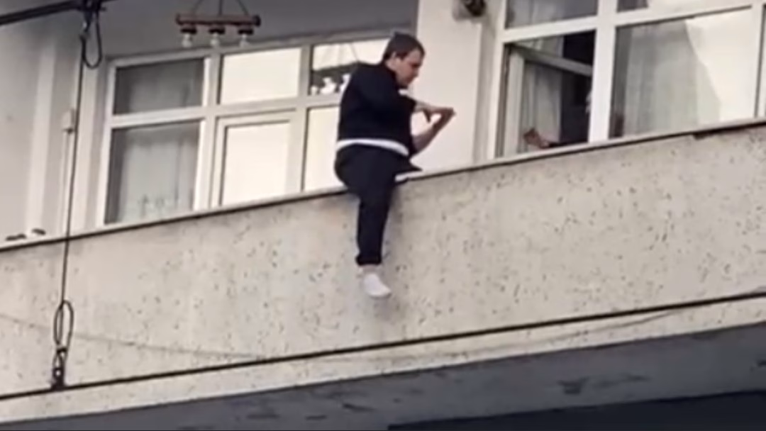 Sultangazi’de balkondan atlamak isteyen genç yürekleri ağza getirdi