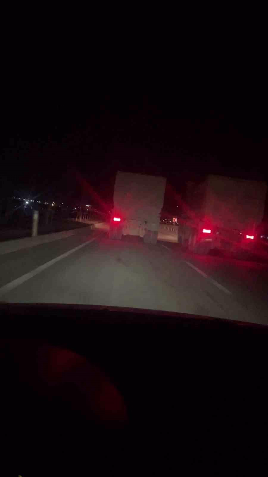 Trafikte 100’ü bulan hızla yarışan kamyonların o anları kamerada