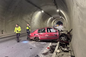 Tünelde feci kaza: Aracın motoru metrelerce ileri savruldu, hız kadranı 200’de takılı kaldı