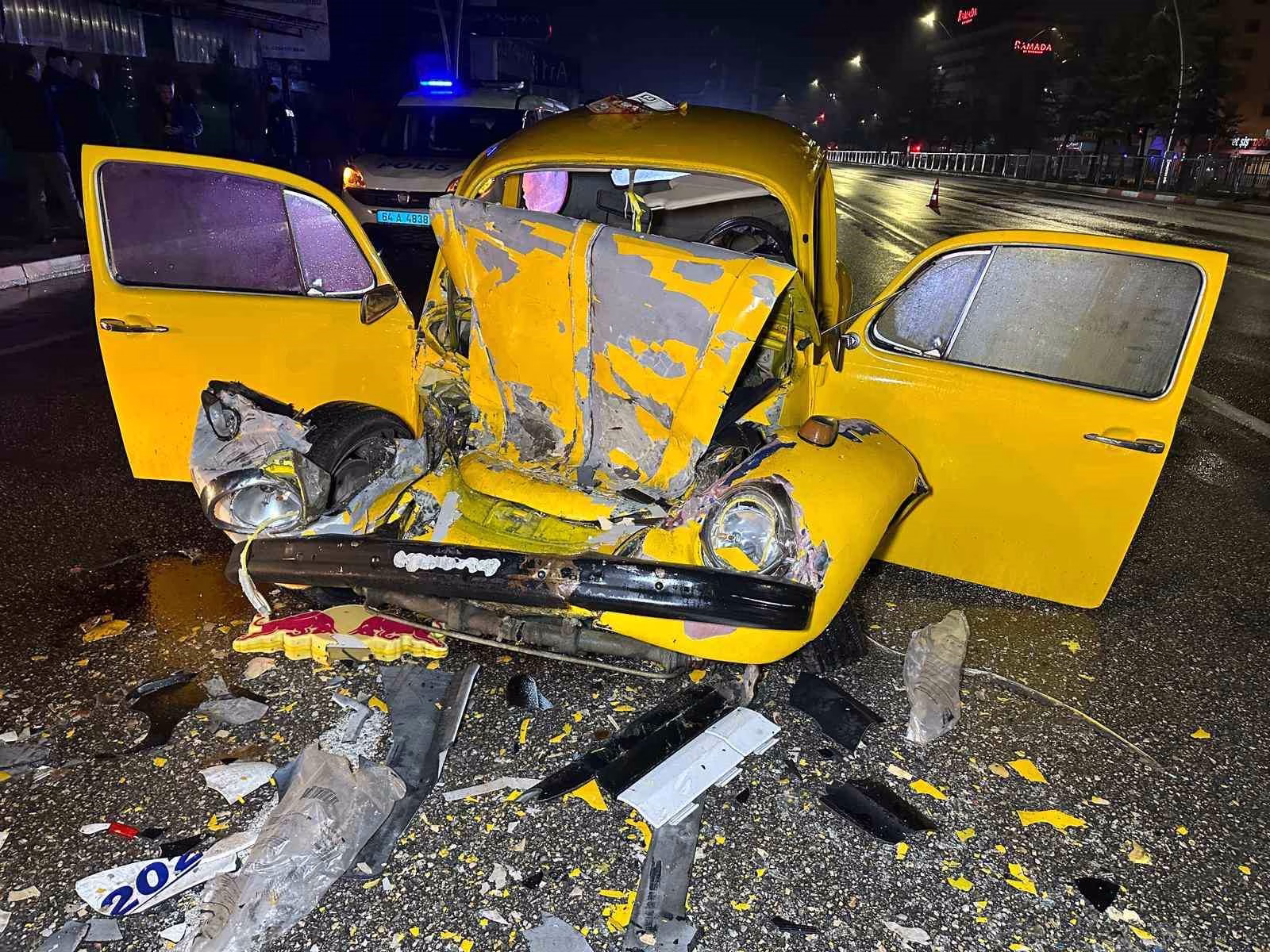 Uşak’ta otomobil ile otobüs çarpıştı: 1’i ağır 3 yaralı