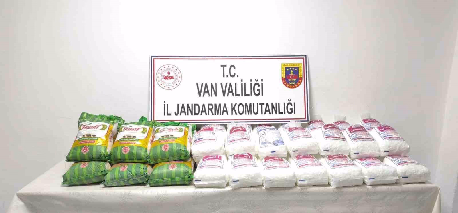 Van’da kaçak eşya ve gıda maddesi ele geçirildi